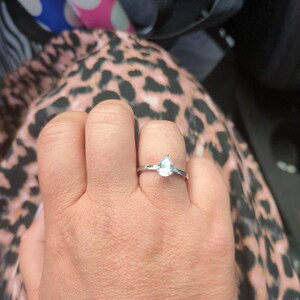 1 カラットのペアカットのエンゲージリング。ティアドロップの結婚指輪