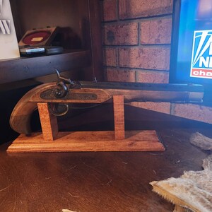 Wooden Display Stand for the Flintlocks - Etsy Denmark