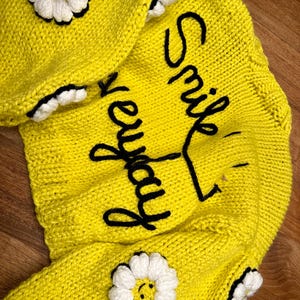 手作りの黄色いチャンキーニットカーディガン、3Dデイジーフラワー刺繍