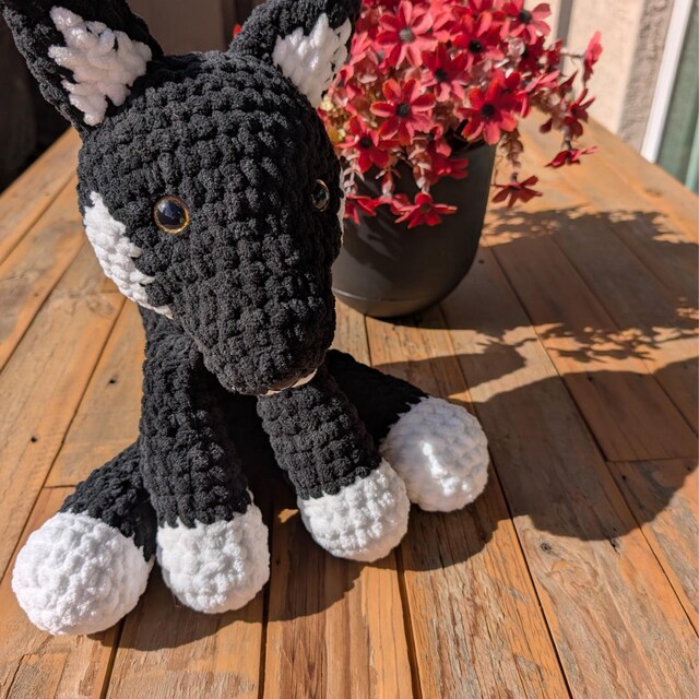 かぎ針編みの座ったキツネの編みぐるみパターン | 森のかぎ針編み