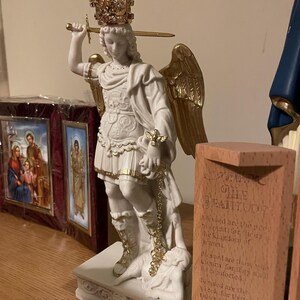 大天使聖ミカエルの像、白地に金のディテール、高さ 30 cm (11.81