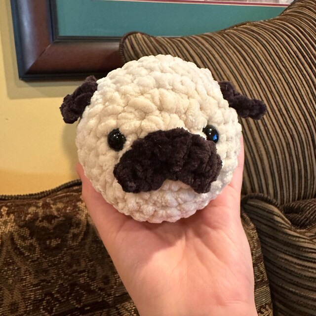 パグのかぎ針編みパターン、あみぐるみパターン、かぎ針編みのパグの