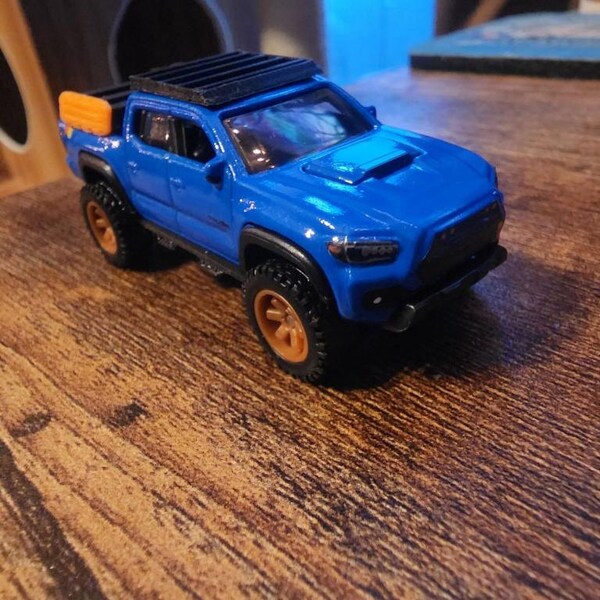 Hot Wheels 2023 - Toyota Tacoma Rosa Custom Off-Road TRD - Real Riders Swap (Usato)
