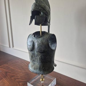スパルタ戦士のブロンズ鎧、彫刻が施されたパノプリ、古代ギリシャ