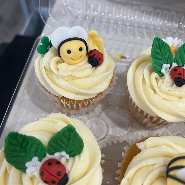 Edible Bee Cake Decorations, Bee Icing Decoration, Flower Cake Decorations  for Cupcakes, Bake Cakes, Cookies, Macaron, Waffles, and Ice Cream.