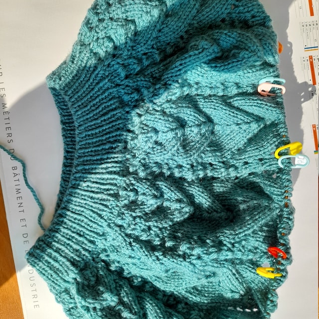 Whitmoor Sweater Knitting Pattern in English and Francais UK - Main Image