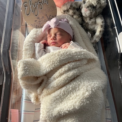 newborn hospital hat with bow