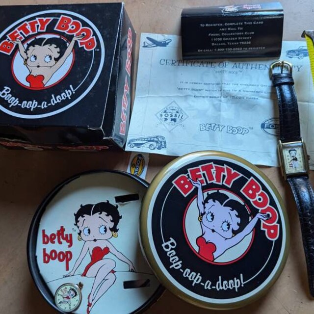 BETTY BOOP フィギュア付き腕時計FOSSIL ヴィンテージ 【限定品】 Betty Boop Watch Fossil Vintage Set With Pin and Tin Li-1044