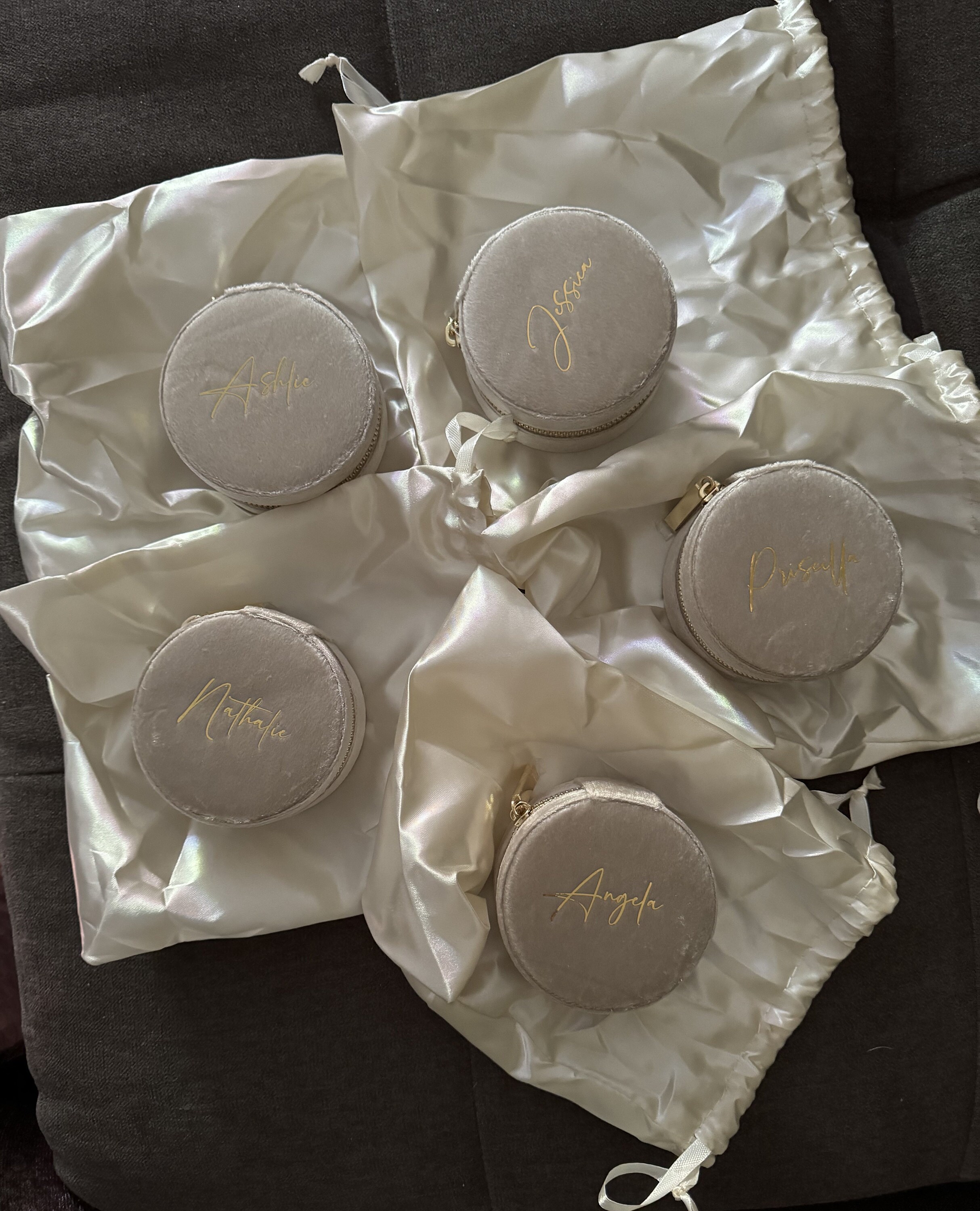 Personalisierte Schmuckschatulle, Brautjungferngeschenke, Hochzeitsgeschenke, personalisierte Schmuckschatulle aus Samt, Reiseschmucketui, Brautpartygeschenk, Geschenk für Mama