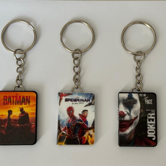 ミニチュア映画DVDキーホルダー＆マグネット - Etsy 日本