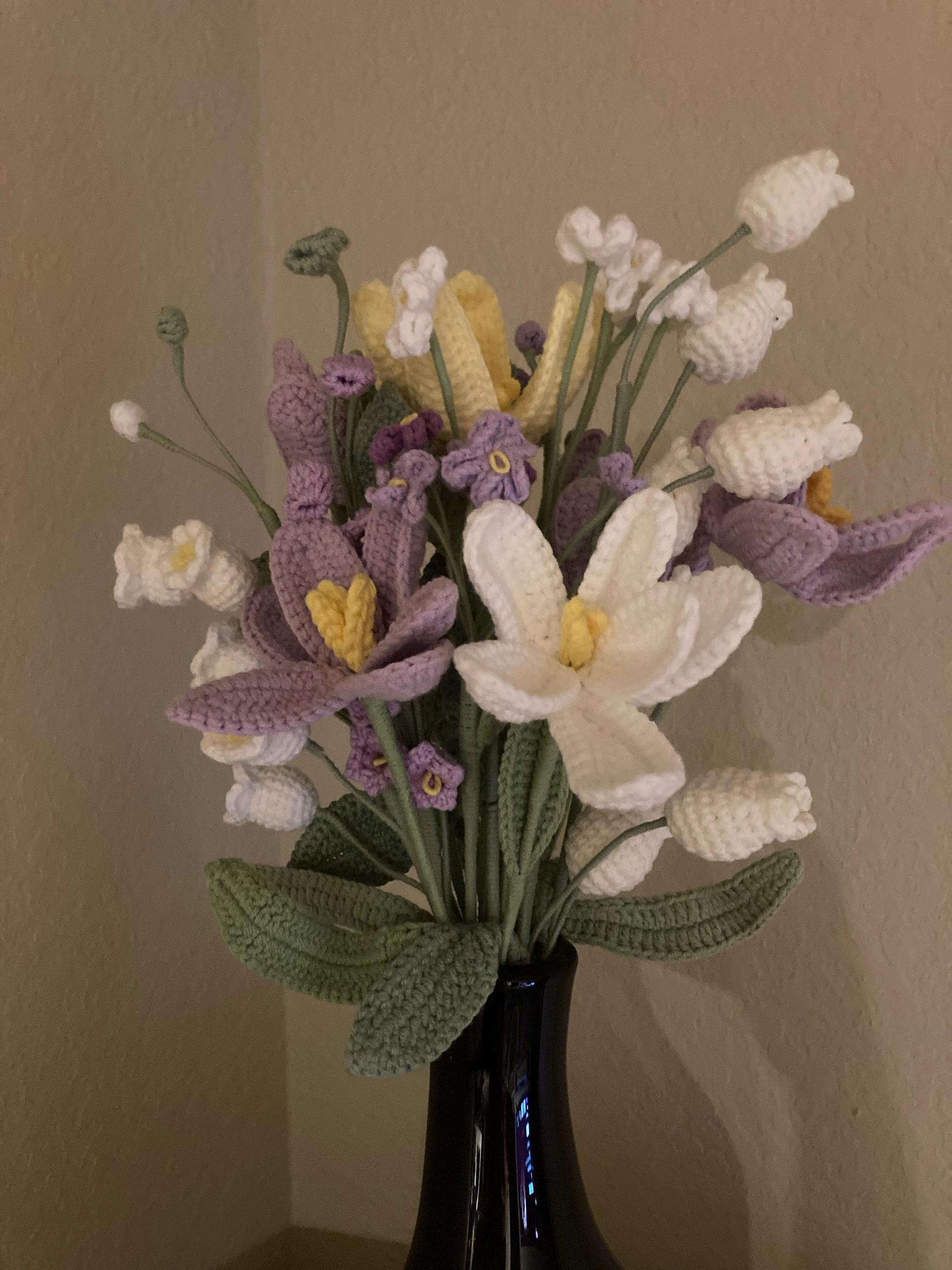 Gehäkelter Blumenstrauß, Tulpe, Rosa, Weiß, Lila, Blau, ewig, Abschluss, Geburtstag, Geschenk für Freundin, Schwester, Freundin, Liebe, Ostern