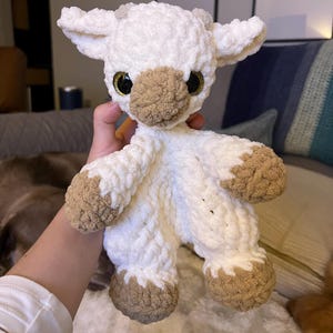 かぎ針編みの子ヤギのぬいぐるみパターン – グレタ、縫わずに作れる