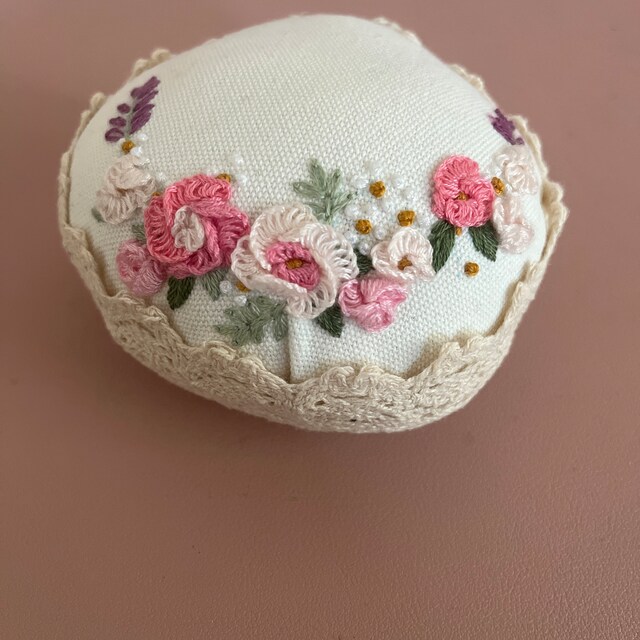 バラの花の刺繍入りピンクッション、手作りの丸型・長方形ピン