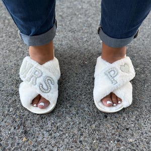 Bride Gift Pearls Slippers| Rhinestone Fluffy Slippers| Bachelorette Hen Fluffy Slippers|Personalized gift Bridal Slipper|Bridesmaid Gifts