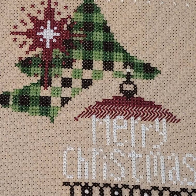 クリスマスツリーの格子縞のクロスステッチパターン：ホリデー