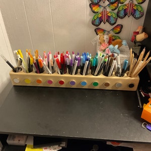 Montessori Crayon Holder Organizer for Kids, Wooden Colored  Pencil Holder Organizer, 11 Cups on a Stand, Crayon Caddy, Art Supply Caddy,  Marker Storage Organizer, Color Pencil Crayons NOT included : Office