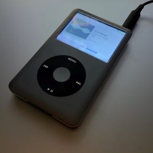 Apple iPod Classic - 第 7/6 世代、グレー (3000 mAh バッテリー