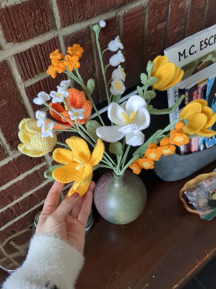 Gehäkelter Blumenstrauß, Tulpe, Rosa, Weiß, Lila, Blau, ewig, Abschluss, Geburtstag, Geschenk für Freundin, Schwester, Freundin, Liebe, Ostern