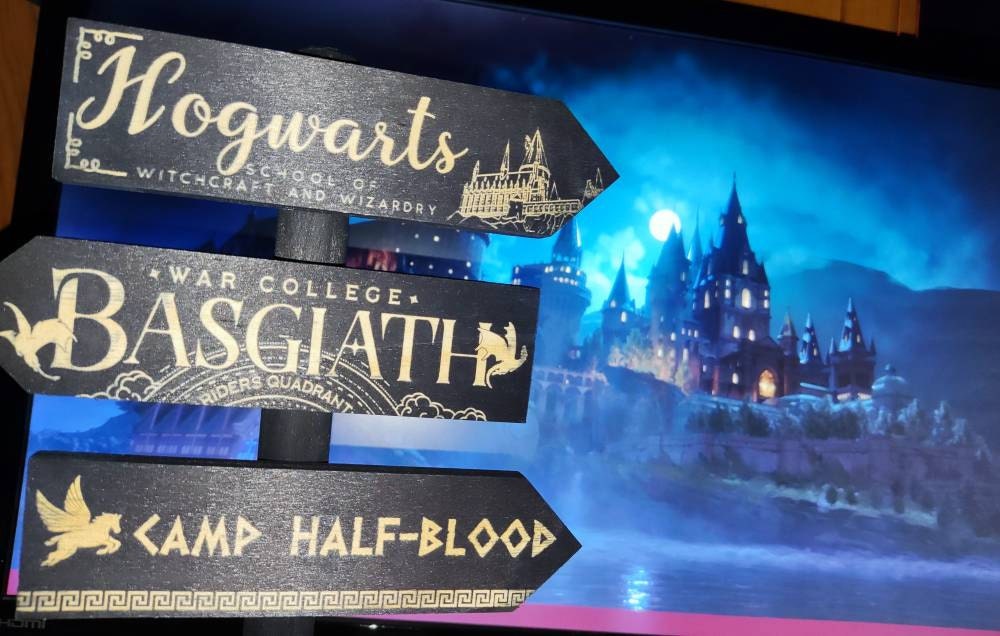 Standing Wooden Signposts, laser engraved, literary places inspired by literature: ACOMAF, Six of Crows, Nevernight...