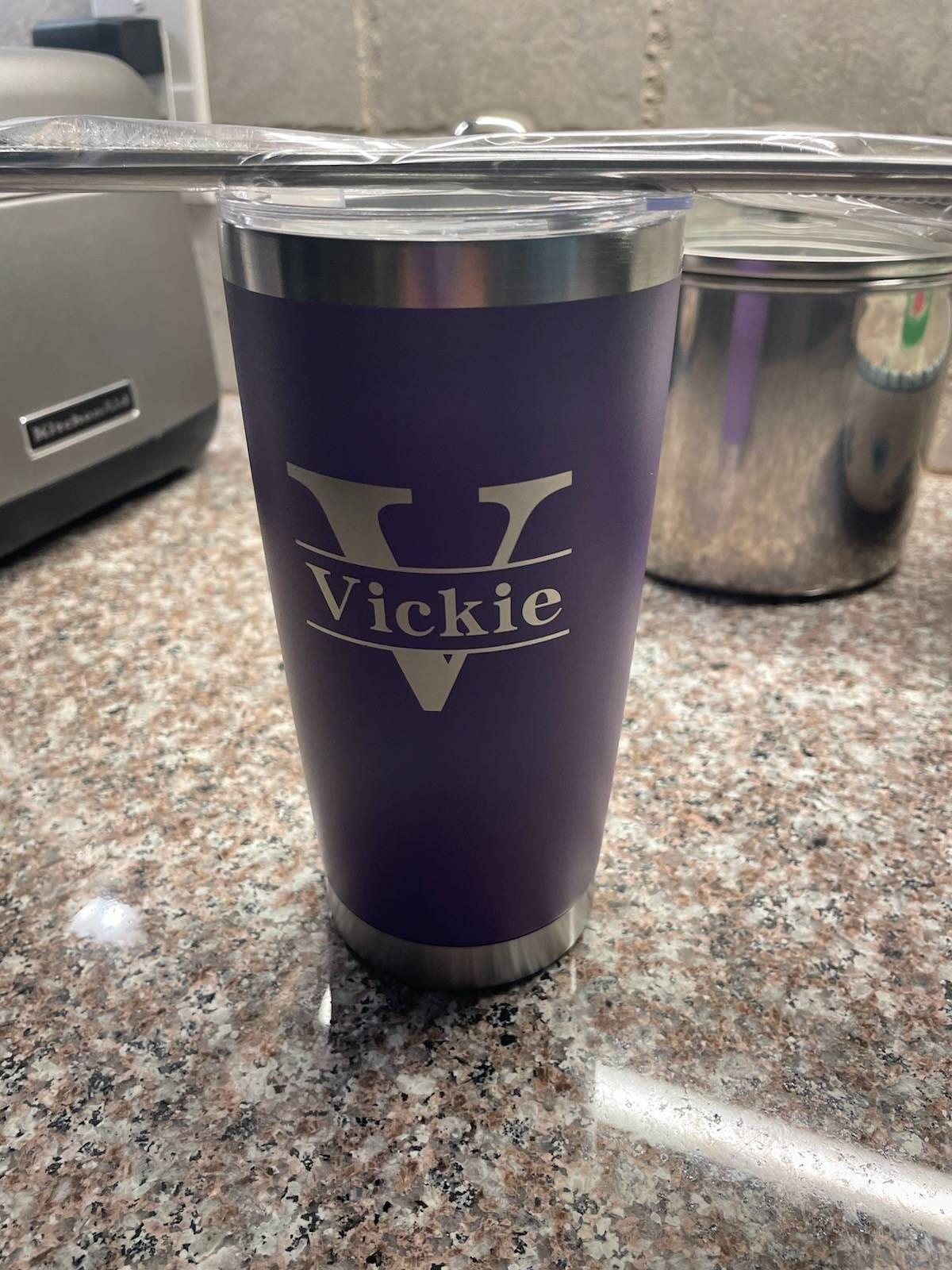 Personalisierter 20 oz Becher, Reisebecher mit individuellem Namen, Becher mit Lasergravur, Wasserbecher aus Edelstahl, Brautjungfernbecher, Isolierbecher