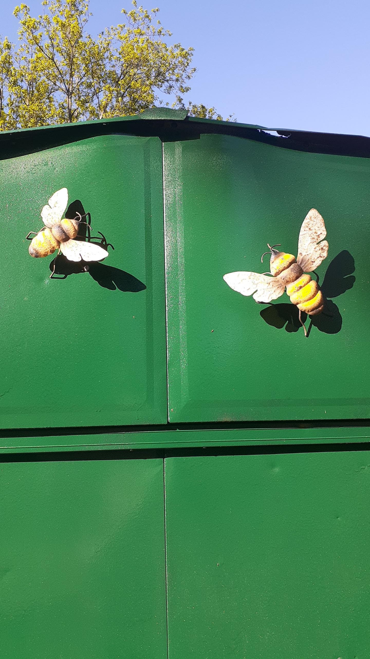 Rustic Metal Bee Wall Hanging Garden Decor Set of 2