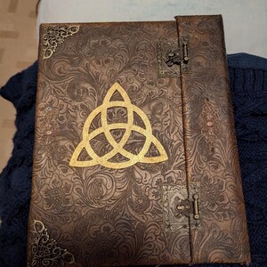 Amazon | Urban Leather Black Triquetra エンボス日記帳 - Book