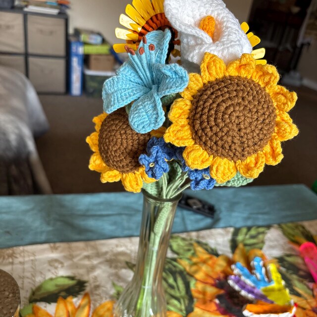 手作りかぎ針編みの花瓶、編み物のひまわりのバラの花束ポット、誕生日