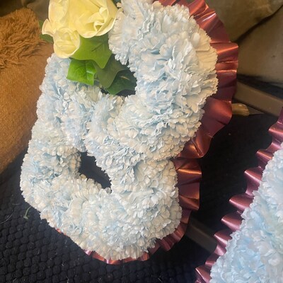 Creating A Floral Arrangement In Memory Of A Loved One - Foto 7