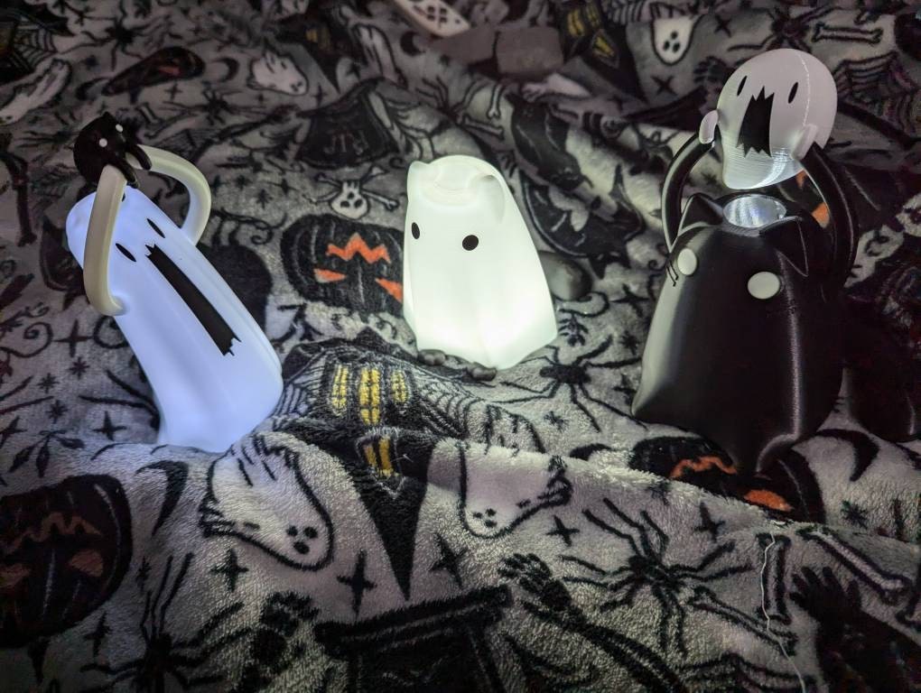 Ghost Holding a Kitty Lamp, BEHOLD! Halloween Figurine LED Nightlight Decoration, Remote Cute October Desk Figure, Spooky Trick-or-Treating