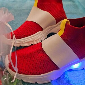 光るソニックスニーカー：レッドニットメッシュ、ソニック映画に