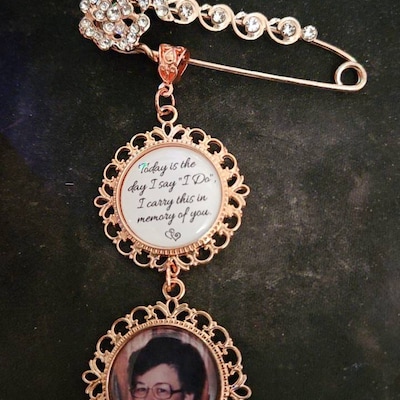 PiercingJak Wedding Bouquet Personalized Photo Charm Memorial Keepsake Boutonniere Pin Brooch Picture Custom Memorial Gift For Mother Of Bride Or Groom