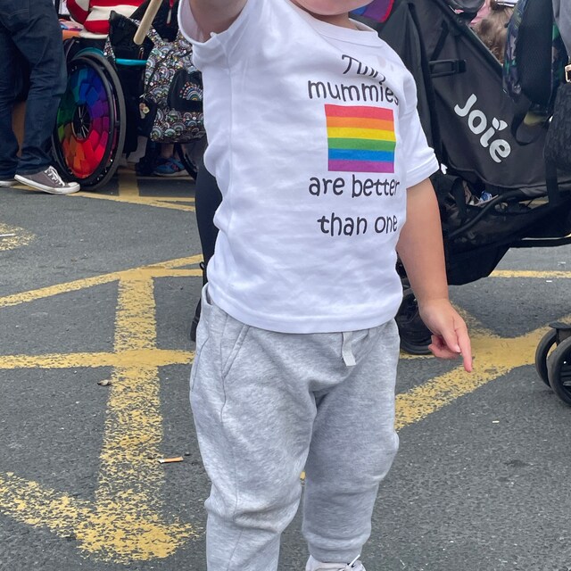 Silhouette Di Una Parata Di Gay E Lesbiche Con Una Bandiera Arcobaleno - Simbolo Di Amore E Della Image136066306