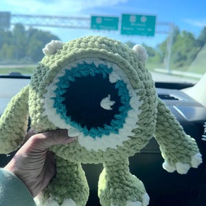 かぎ針編みのグリーンモンスターマイクの編み図 | モンスターズ