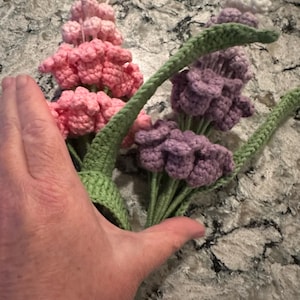 HVIHWI Fiori all'uncinetto fatti a mano, regalo di supporto emotivo, piccole decorazioni da ufficio lavorate all'uncinetto in vaso, bel cuore rosso, pianta in vaso, regalo motivazionale per il