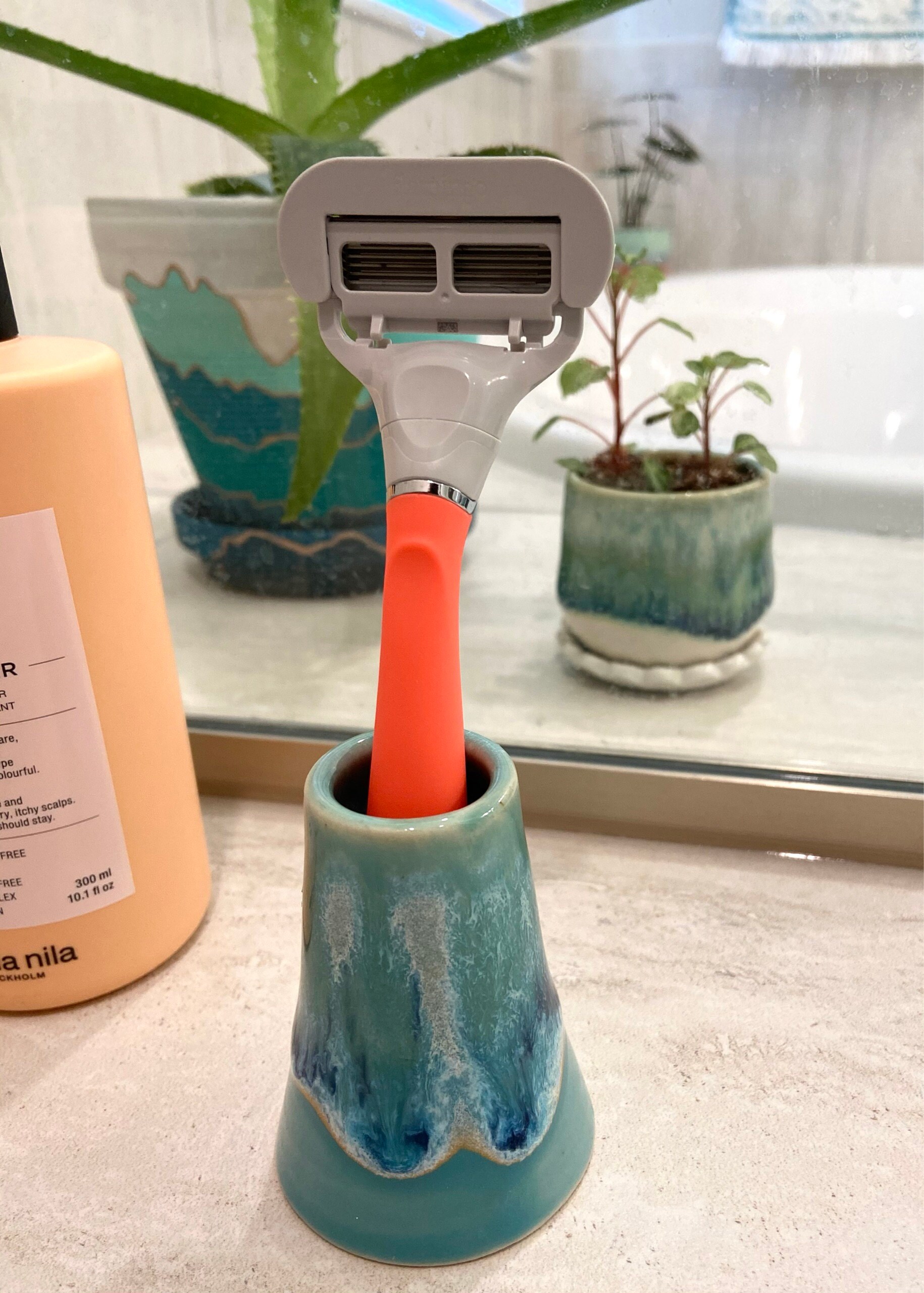 SECONDS razor holder // bathroom accessory // razor stand