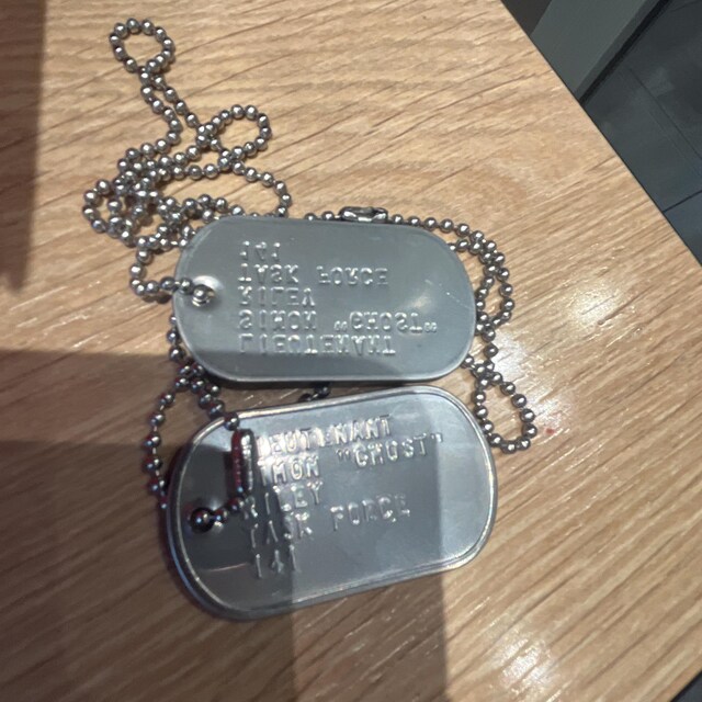Simon 'Ghost' Riley の米国軍用ドッグタグ セット (テキストが