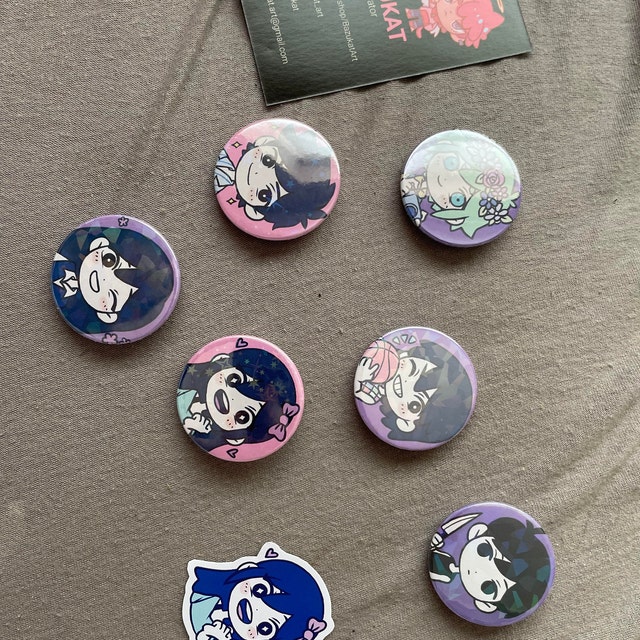 OMORI CHIBI Button Pin Set 缶バッジ OMORI」－ キャラクターピンバッジセットコンボ - Fangamer Japan
