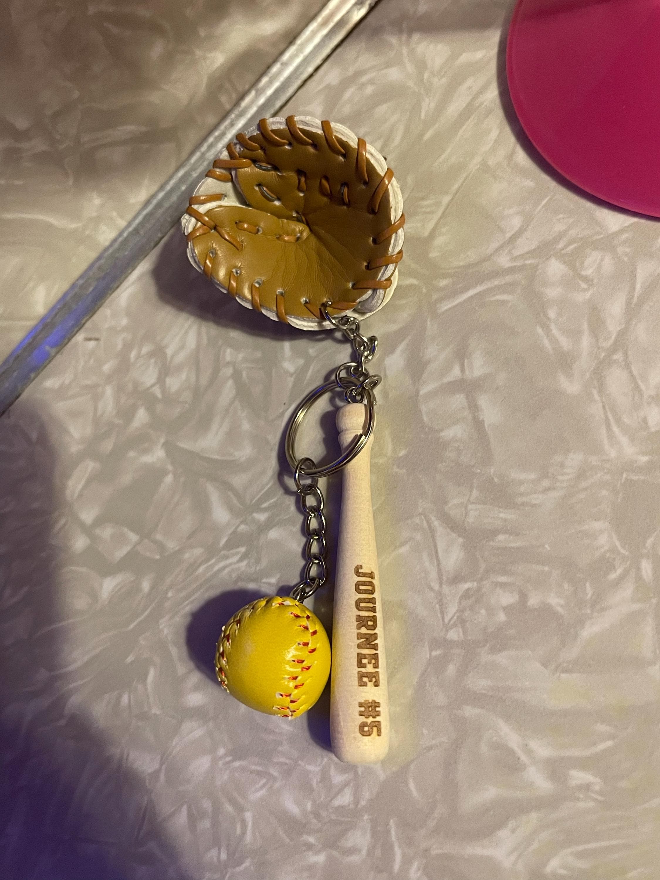Softball-Schlüsselanhänger | Taschenanhänger | Softball-Schlüsselanhänger | Individuell gravierter Softball-Baseball-Schlüsselanhänger | Individuell gravierter Baseball für Sportliebhaber