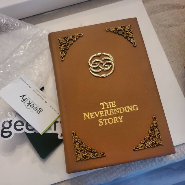 ネバーエンディング ストーリーの本のレプリカ - 革装丁の小道具の