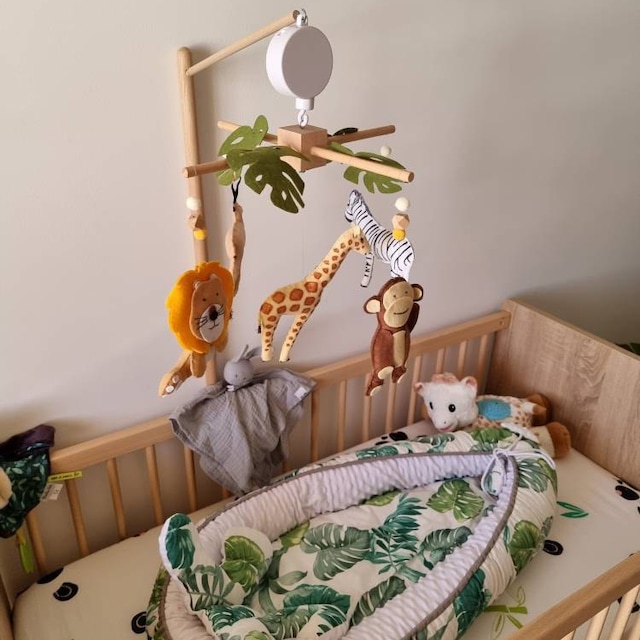Mobile musical pour lit de bébé au thème du safari dans la jungle : Jouets  pour lit de bébé en forme d'animaux gris et havane pour bébé apaisant,  décor de chambre de