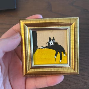 小さな黒猫が黄色い椅子に座っている油絵：オリジナル手作り額装アート