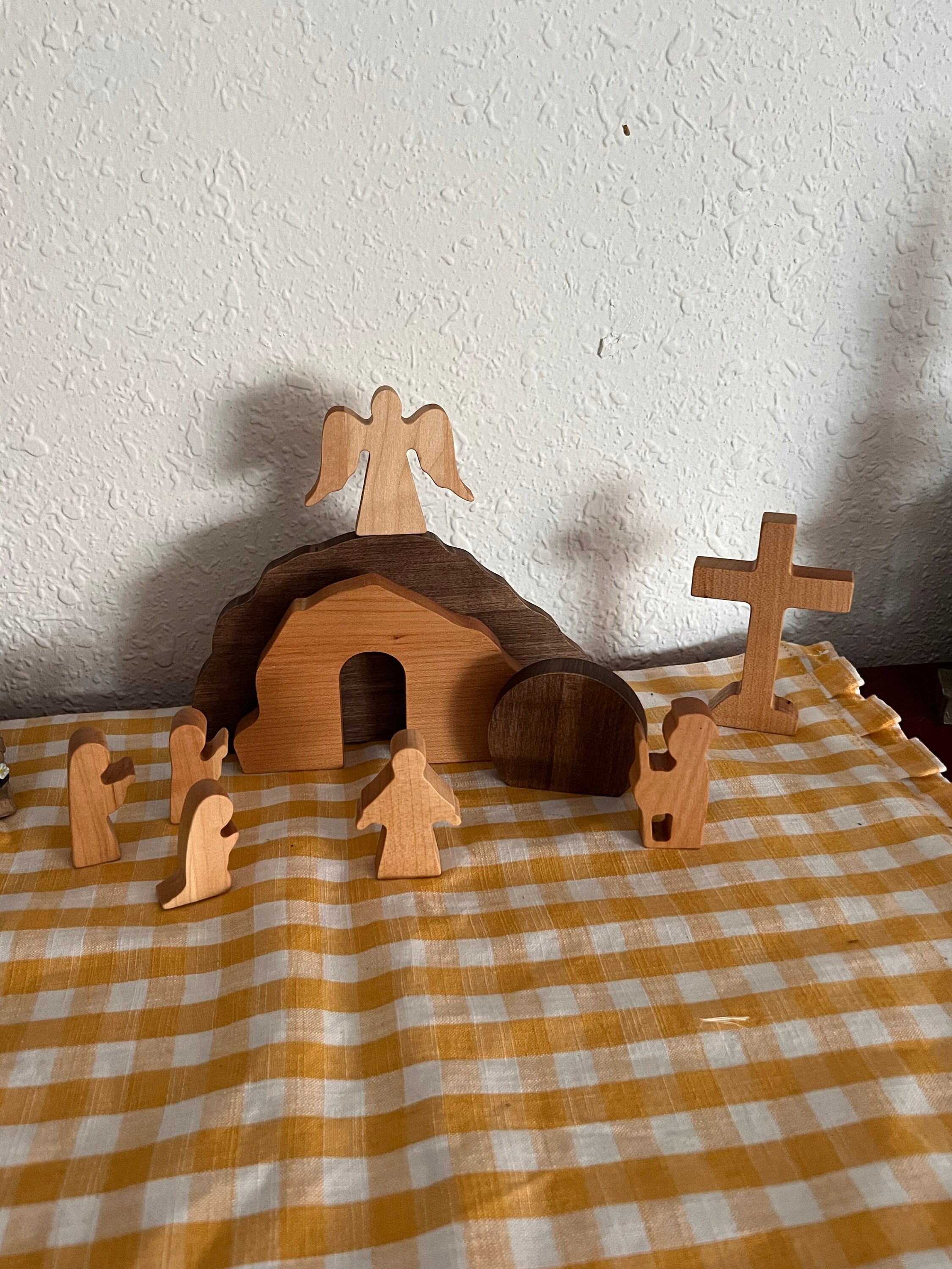 Osterdekoration, Auferstehungsszene, christliches Dekor, handgemachtes Osterandenken, Heimgeschenk, religiöse Ostergeschenke für die Familie, leeres Grab, Massivholz