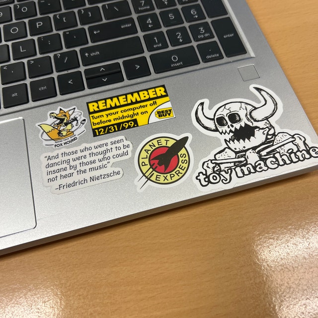 Il Schermo Di Un Vecchio Retrò Pc Nel Il Y2k Stile. Sfondo Retrò Onda E Onda Di Vapore Viola Vintage Computer Interfaccia Vettoriale - Foto 4