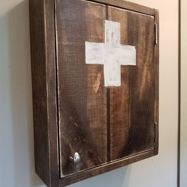 Botiquín de madera oscura, gabinete rústico de primeros auxilios