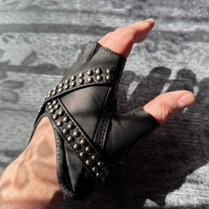 X GLAM スタッズ付きブラックレザーフィンガーレスグローブ - Etsy 日本