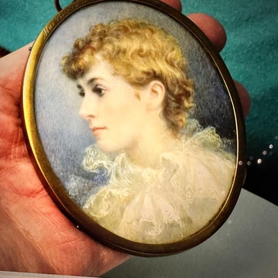 A Vintage Stratton / Revlon Powder Compact With Linear Engraved Lid CW ...