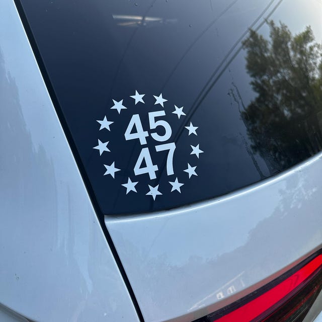 Adesivo Trump 45/47 - Adesivo in vinile politico per auto Adesivo Trump 45/47 - Adesivo in vinile politico per auto
