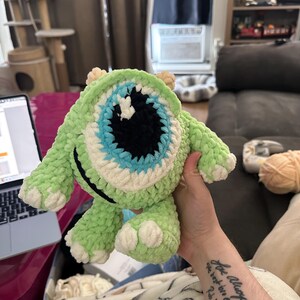 かぎ針編みのグリーンモンスターマイクの編み図 | モンスターズ