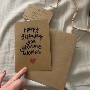 Biglietto Di Compleanno Divertente Per Donna "Sending Positive Vibes" | Inglese, Con Busta Arancione E Adesivi | Interno Vuoto, Carta Spessa 300g/m² - 3