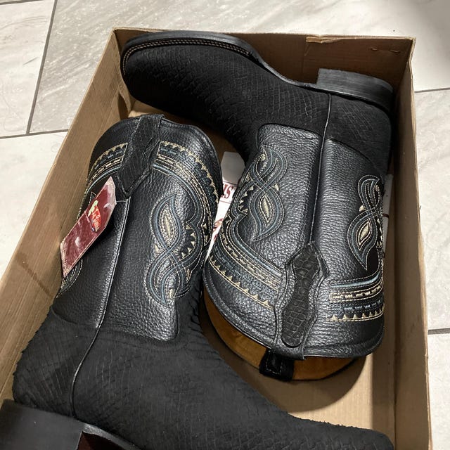 Stivaletto da uomo in pelle di serpente pitone. Stivali da